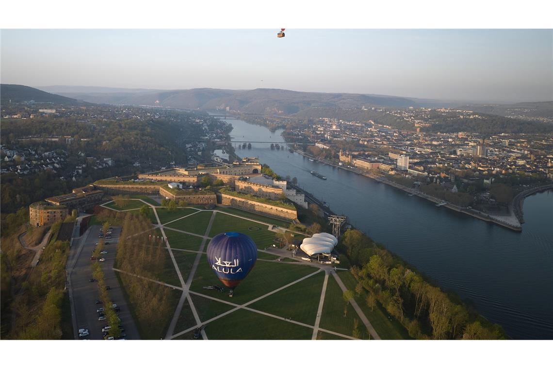 Bilder des Tages Heißluftballons starten im Rahmen des Ballonfrühlings Koblenz von der Festung Ehrenbreitstein aus.