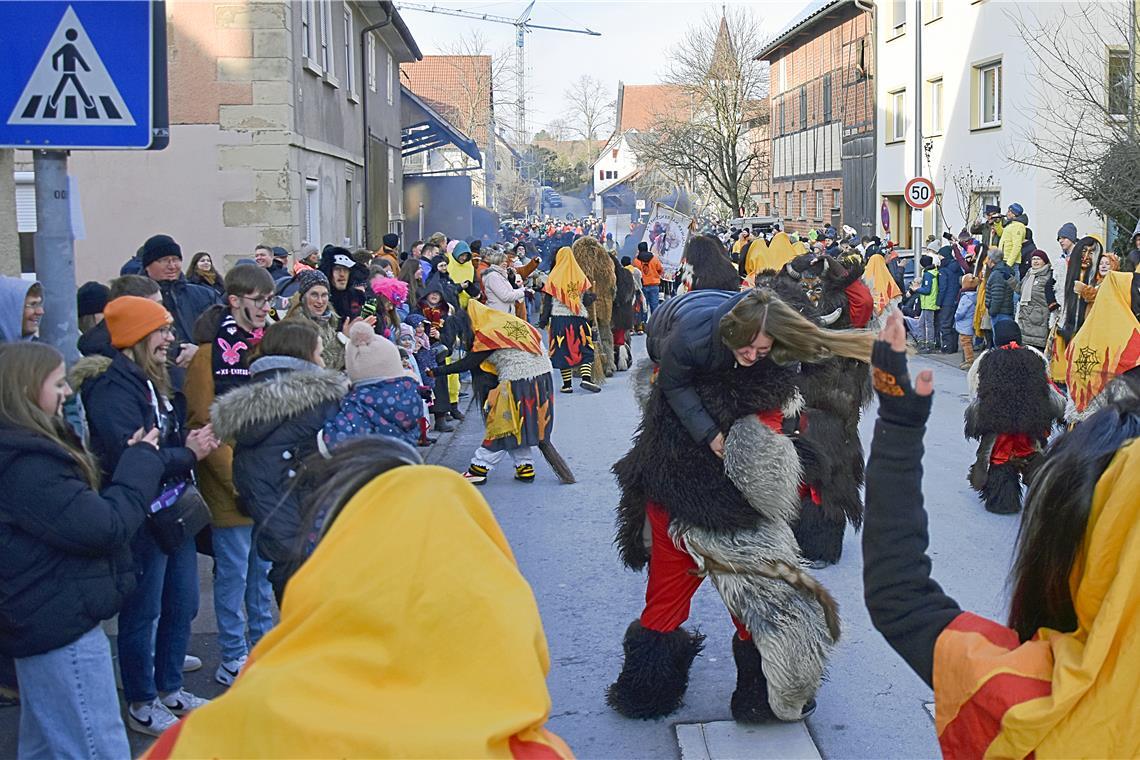 Heiteres Narrentreiben auf Burgstettens Hauptstraße. 66-Jahre Faschingsverein Bu...