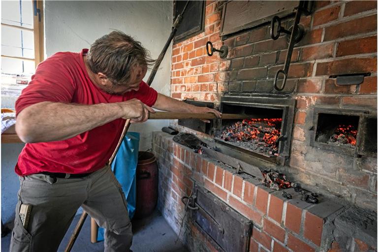 Heizer Lothar Frey kümmert sich schon Stunden, bevor die ersten Brote kommen, um das Anheizen des alten Ofens. Fotos: Alexander Becher