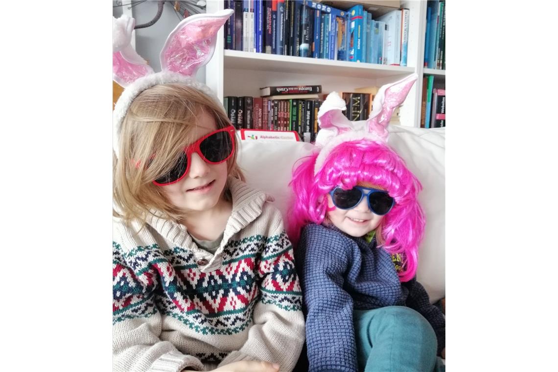 Helau! Valentin (5) und Leonid (2) haben sich heute als „coole Hasen“ verkleidet...