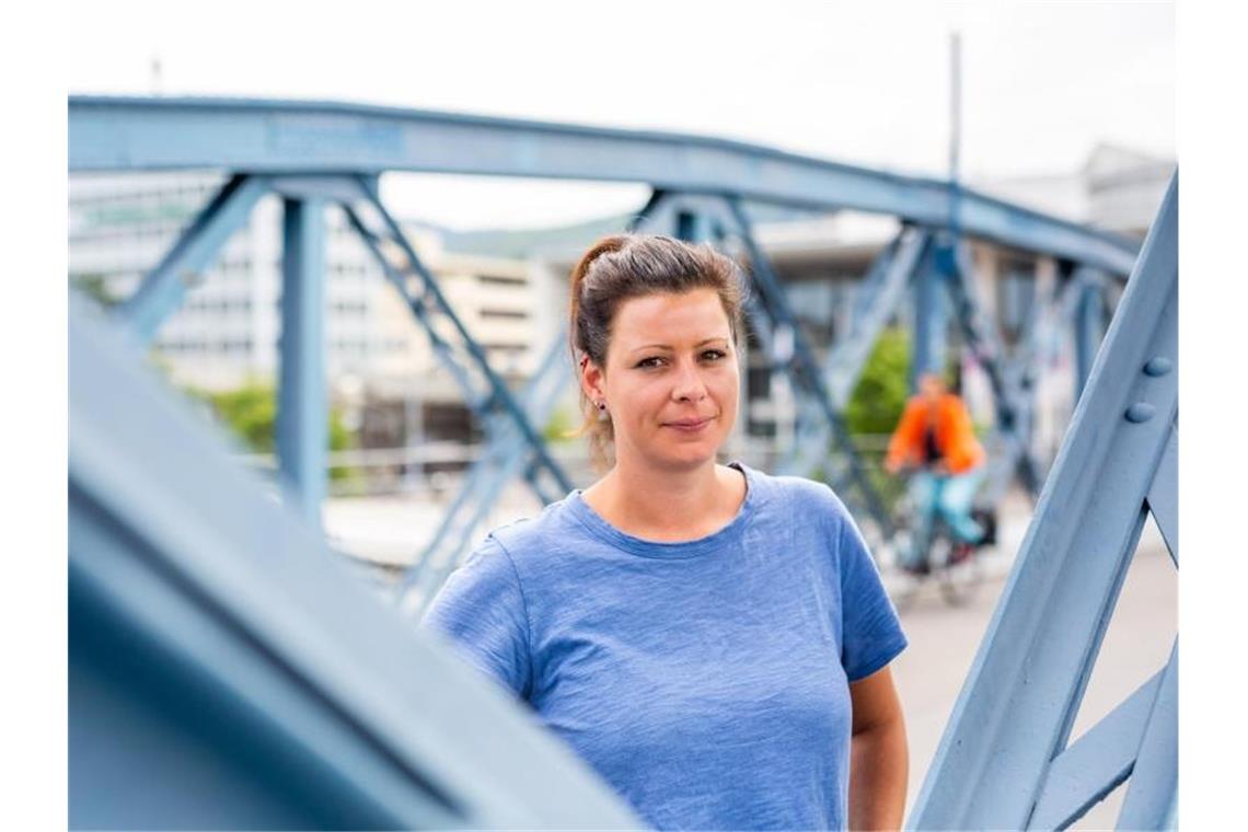 Helen Breit steht auf der Wiwilibrücke in Freiburg. Foto: Philipp von Ditfurth/dpa/Archivbild