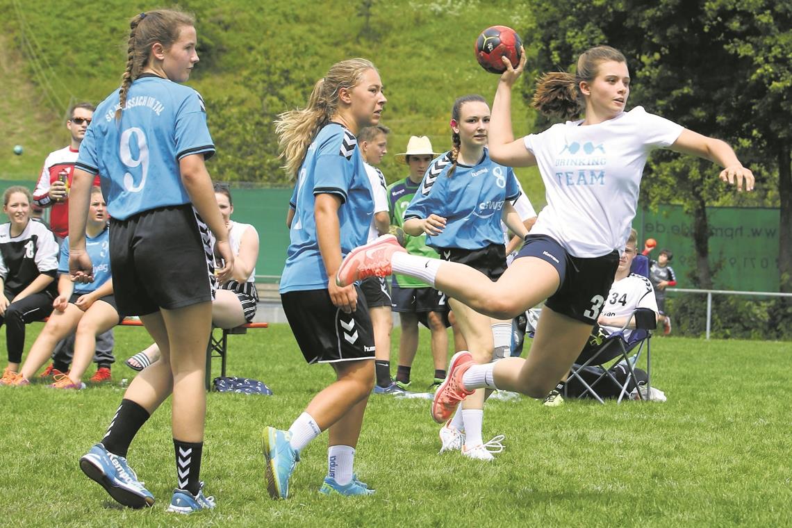 Gastgeber haben in einer Altersklasse die Nase vorne Helen Mauritz (beim Wurf) holt mit der A-Jugend des HCOB den Cup. Foto: A. Hornauer