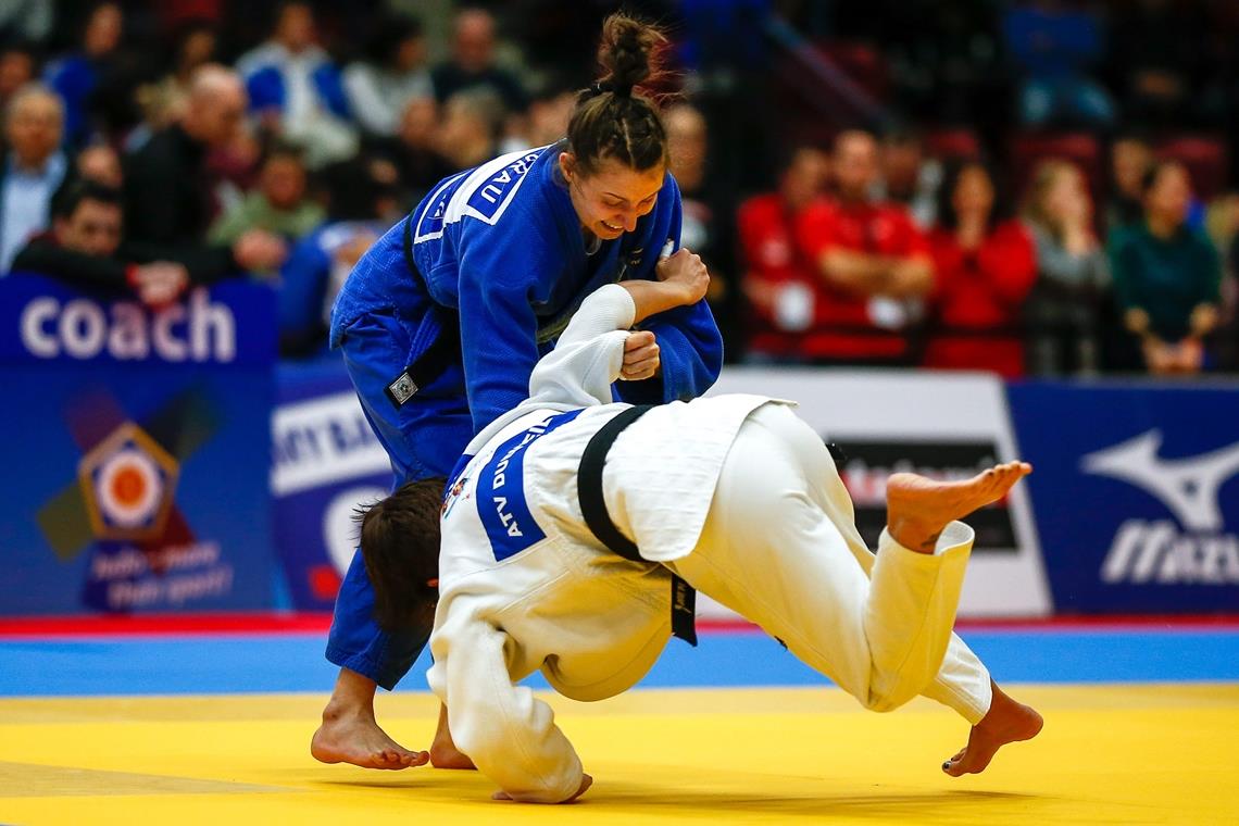 Helena Grau (blauer Judo-Anzug) wird ihren ersten Mannschaftseinsatz für Deutschland bestreiten. Foto: A. Becher