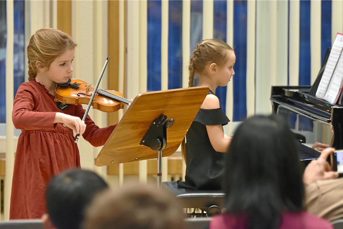 Ausgezeichnete Künstler beim Preisträgerkonzert Helena Gunther aus Murrhardt an der Violine ist eine der jüngsten Teilnehmerinnen. Begleitet wird sie von Elisabeth Bali am Klavier. Foto: Tobias Sellmaier