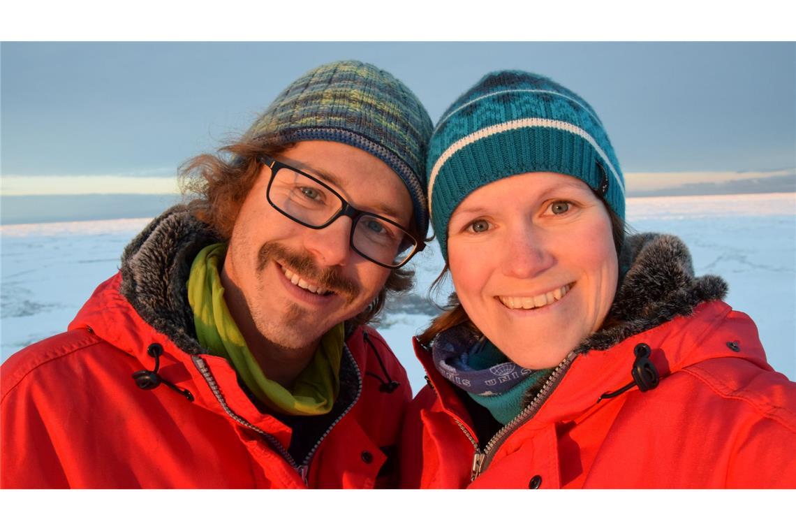 Paar verewigt Schneeflocken aus Antarktis und Arktis Helene und Thomas Hoffmann hatten bei ihrem Aufenthalt in der Neumayer-Station III in der Antarktis die Idee, einzelne Schneeflocken zu konservieren.