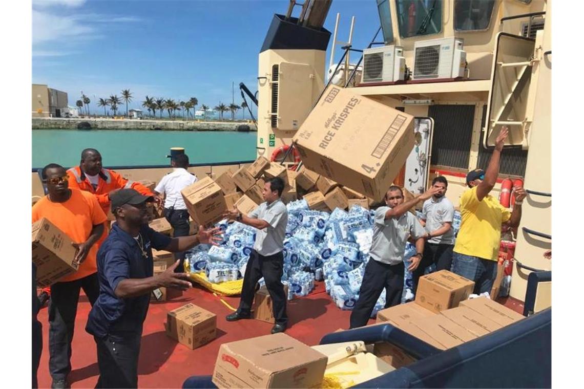 Helfen bringen in Freeport Hilfsgüter für die Bahamas an Land. Foto: Pedro Portal/Miami Herald