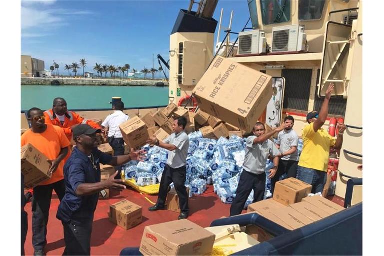 Helfen bringen in Freeport Hilfsgüter für die Bahamas an Land. Foto: Pedro Portal/Miami Herald