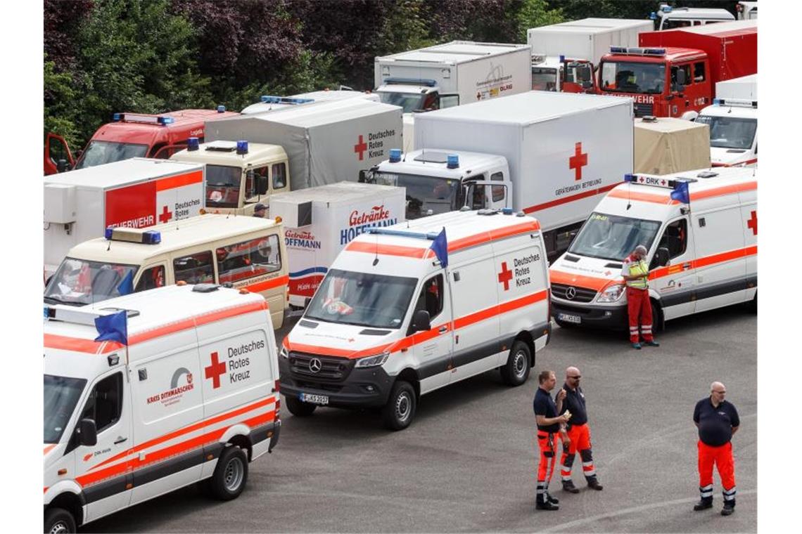 DRK stellt sich auf langen Hilfseinsatz ein Helfer aus Schleswig-Holstein. Foto: Markus Scholz/dpa