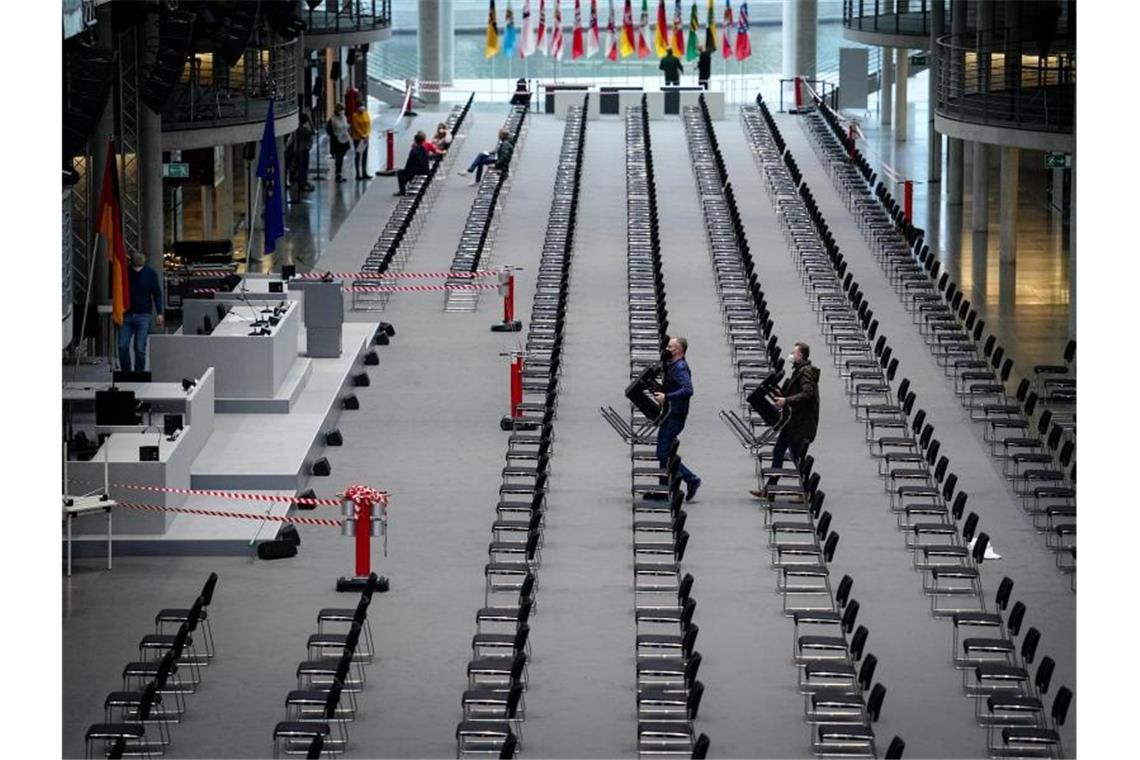 Helfer bereiten das Paul-Löbe-Haus für die Bundesversammlung am Sonntag vor. Foto: Kay Nietfeld/dpa