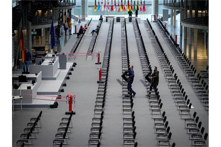 Helfer bereiten das Paul-Löbe-Haus für die Bundesversammlung am Sonntag vor. Foto: Kay Nietfeld/dpa