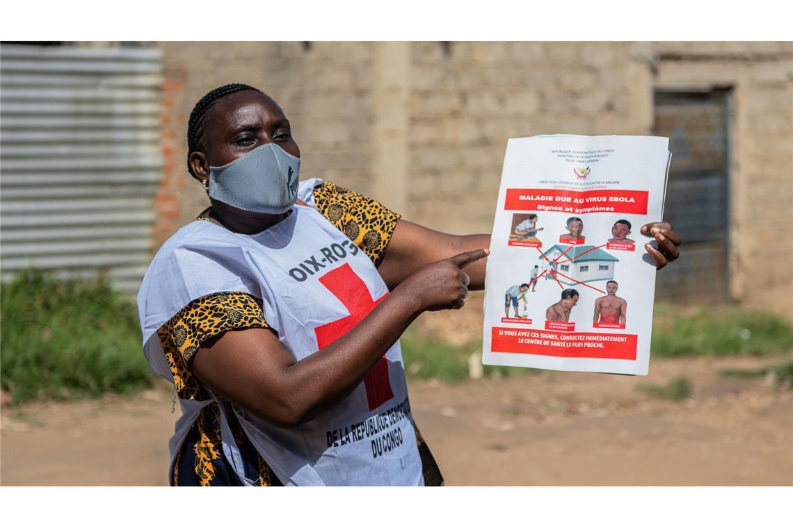 Helfer des Roten Kreuzes betreiben Aufklärung über Ebola - aber zahlreiche Menschen in der betroffenen Region halten die Krankheit für einen Mythos.