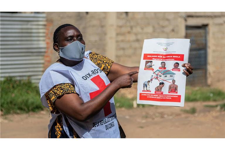 Helfer des Roten Kreuzes betreiben Aufklärung über Ebola - aber zahlreiche Menschen in der betroffenen Region halten die Krankheit für einen Mythos.
