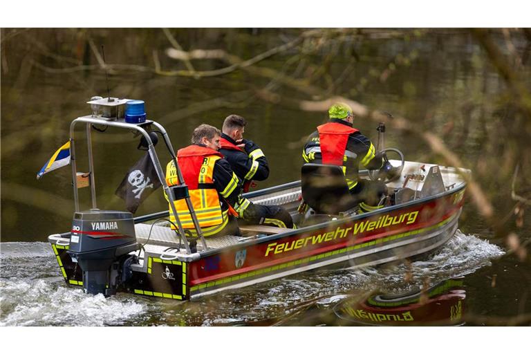 Helfer fahren mit einem Boot der Feuerwehr und suchen die Lahn ab. Von dem vermissten sechsjährigen Jungen im hessischen Weilburg fehlt weiterhin jede Spur.