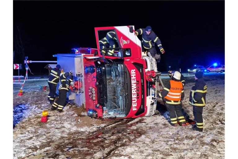 Helfer in Not: In Brandenburg verunglückte ein Feuerwehr-Fahrzeug auf dem Weg zu einem Unfall mit zwei Lkw. Foto: Julian Stähle/TNN/dpa