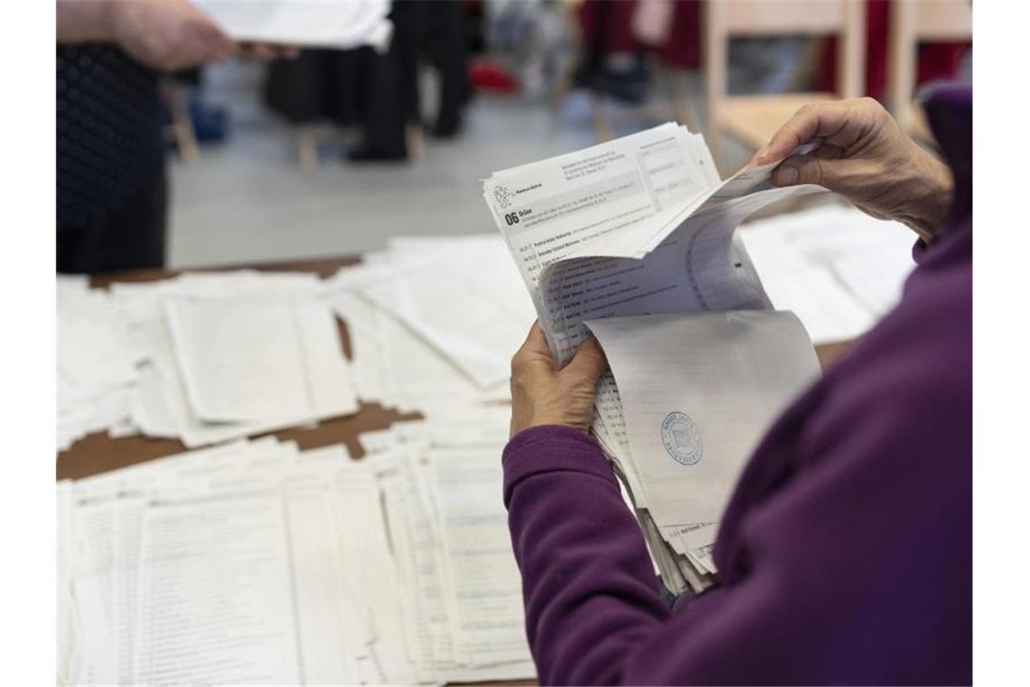 Helfer sortieren Wahllisten für den Nationalrat. Foto: Gaetan Bally/KEYSTONE/dpa