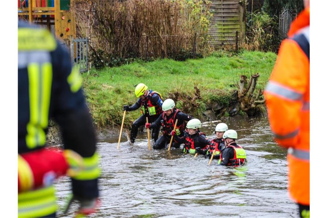 Helfer suchen im Flüsschen Hönne nach der vermissten Zehnjährigen. Foto: Alex Talash/dpa