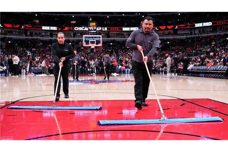 Helfer versuchen, das Spielfeld in Chicago zu trocknen.
