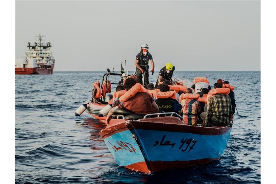Helfer von der „Ocean Viking“ nähern sich einem kleinen Boot. Die Seenotretter der privaten Organisation SOS Méditerranée haben bei mehreren Einsätzen Dutzende Bootsmigranten im zentralen Mittelmeer in Sicherheit gebracht. Foto: Flavio Gasperini/SOS Mediterranee/dpa