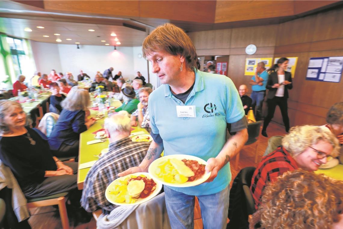 Viel Herzenswärme am Kalten Wasser Helfer wie Frank Sinn sorgten gestern für den Service, sie brachten den Besuchern das Essen an den Tisch. Foto: A. Becher