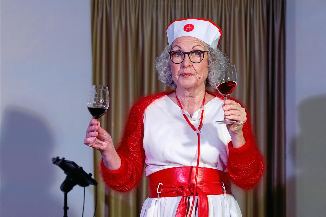 Helga Becker alias Frau Nägele tritt beim großen Weinabend der Weingärtnergenossenschaft Aspach auf. Archivfoto: Jörg Fiedler