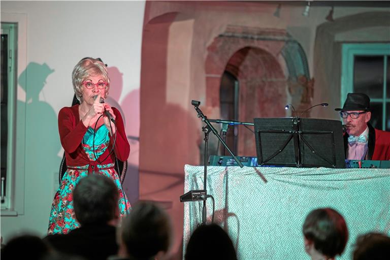 Helga Becker und Gerhard Weisshaupt alias Frau Nägele und Missjöh haben dem Publikum im Schloss Lautereck einen genussvollen Abend beschert, der einerseits wie eine Zeitmaschine funktioniert, andererseits auch viele skurrile Aspekte der 1950er- und 1960er-Jahre bereithält. Foto: A. Becher