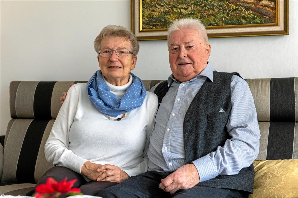 Beim Wandern entfachte der Funke Helga und Bodo Schmidt haben am 15. Dezember 1956 in Stuttgart standesamtlich und kirchlich geheiratet. Foto/Repro: A. Becher