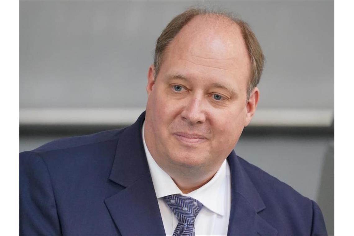 Helge Braun (CDU), damals Chef des Bundeskanzleramtes und Bundesminister für besondere Aufgaben, nimmt an der Befragung der Bundesregierung im Plenum im Bundestag teil. Foto: Michael Kappeler/dpa