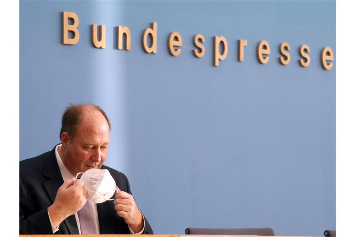 Helge Braun, geschäftsführender Kanzleramtschef, beantwortet während einer Pressekonferenz Fragen von Journalisten. Foto: Wolfgang Kumm/dpa