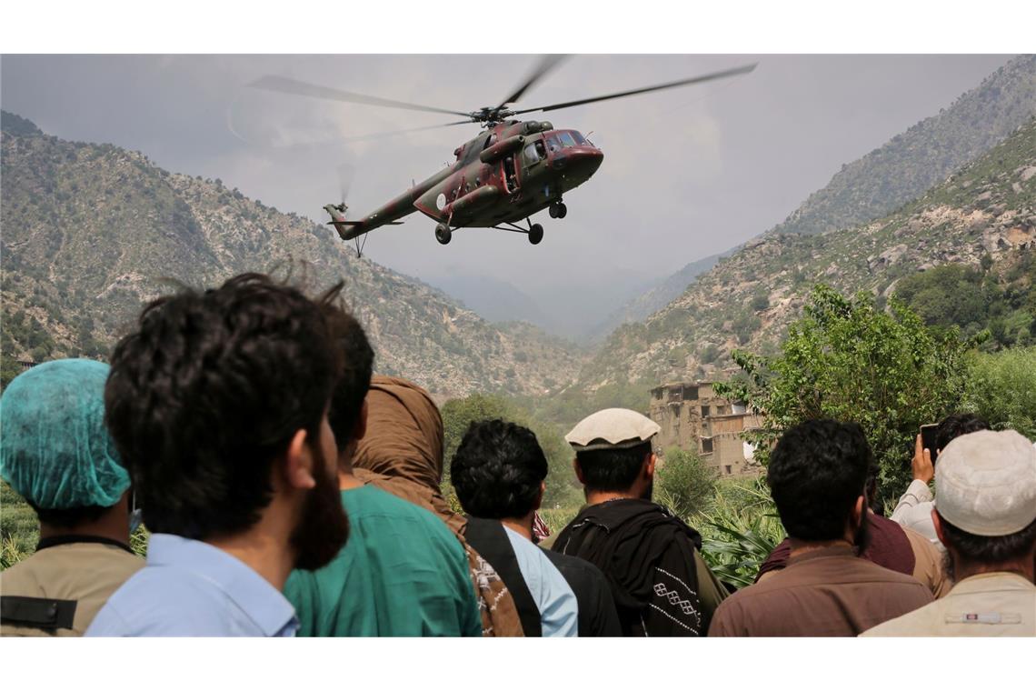 Helikopter sind im Einsatz, um Verletzte aus den Trümmern zu bergen.