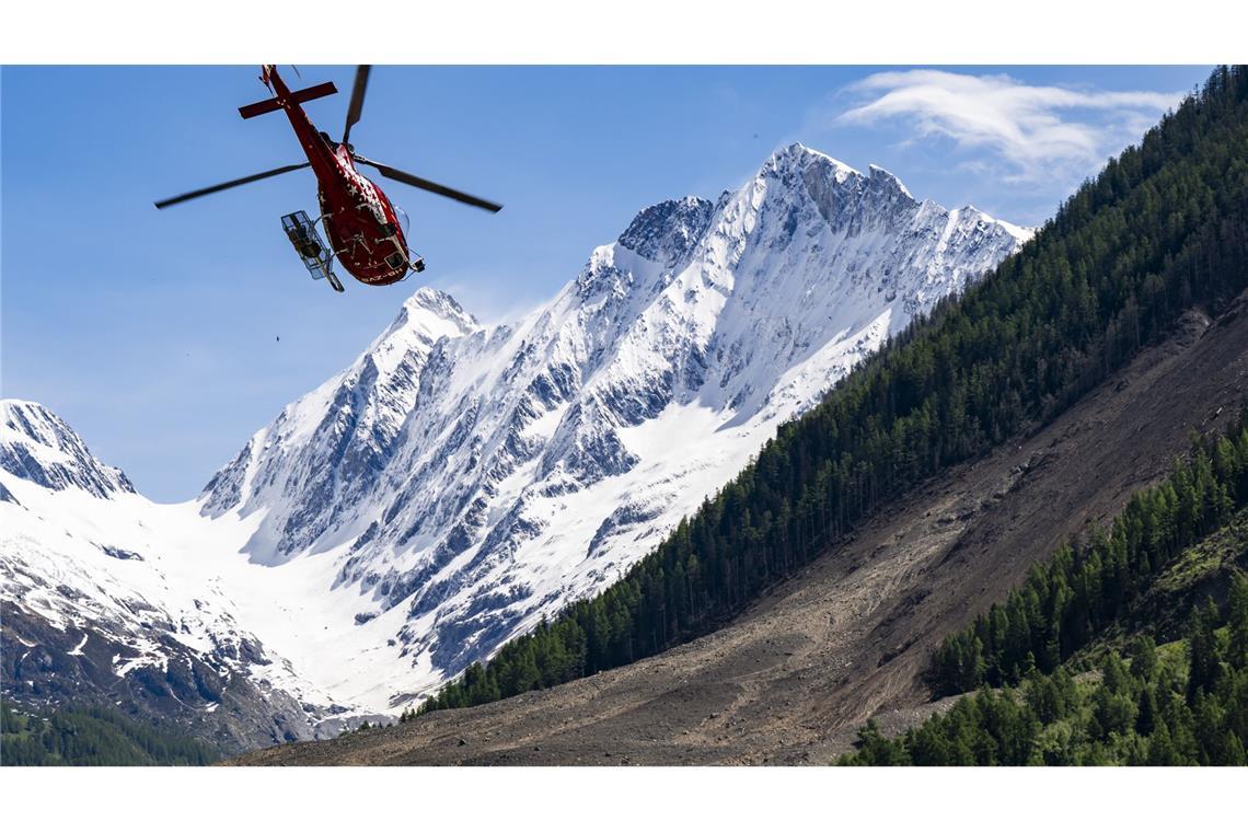 Lötschental-Gäste entscheiden selbst über Abreise Helikopter über der Geröllhalde bei Blatten.