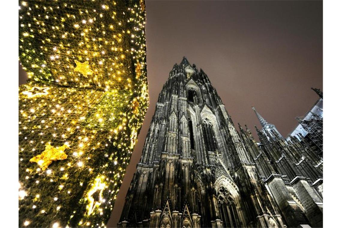 Weihnacht ohne Christmette? Kirchen in der Zwickmühle Hell erstrahlt der Dom zur Mitternachtsmette am Heiligabend. Je näher der Termin rückt, desto mehr Weihnachtsgottesdienste werden gestrichen. Foto: Jörg Carstensen/dpa