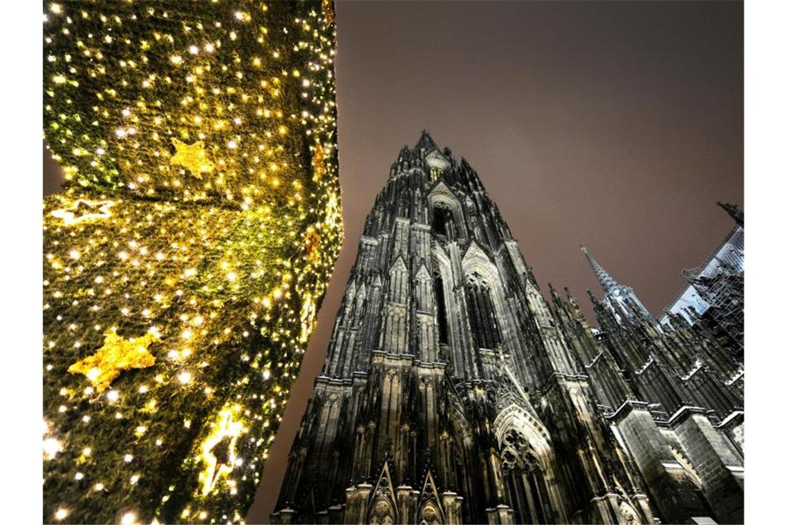 Hell erstrahlt der Dom zur Mitternachtsmette am Heiligabend. Je näher der Termin rückt, desto mehr Weihnachtsgottesdienste werden gestrichen. Foto: Jörg Carstensen/dpa