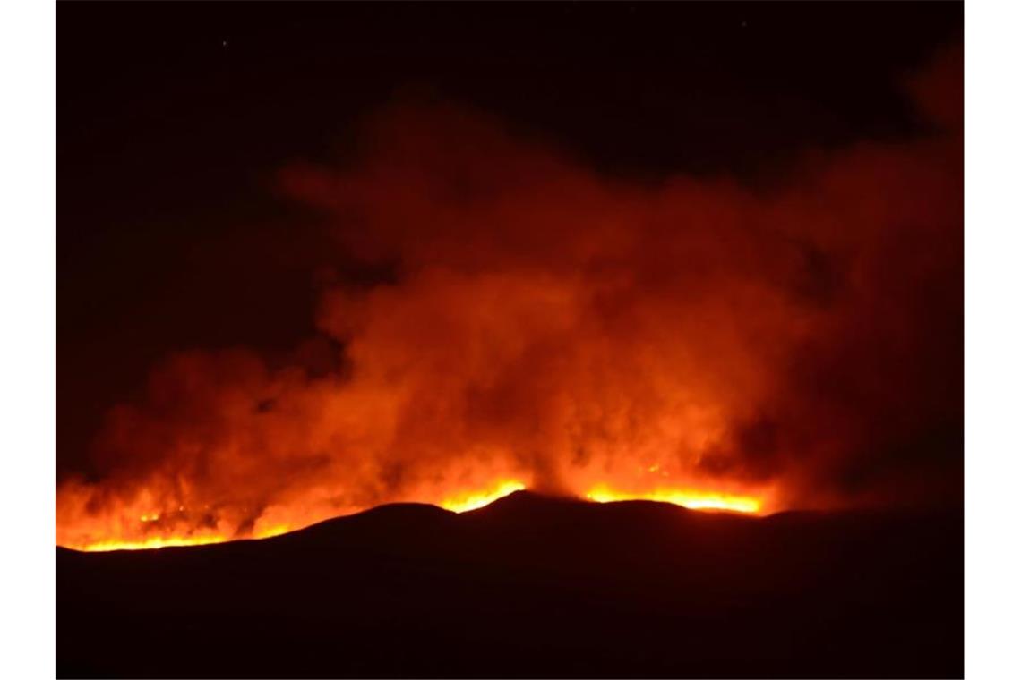 Hell scheinen die Falmmen eines Feuers auf dem Kilimandscharo. Rettungsdienste versuchten, das Feuer auf dem mit 5895 Metern höchsten Berg Afrikas zu löschen. Foto: Thomas Becker/dpa