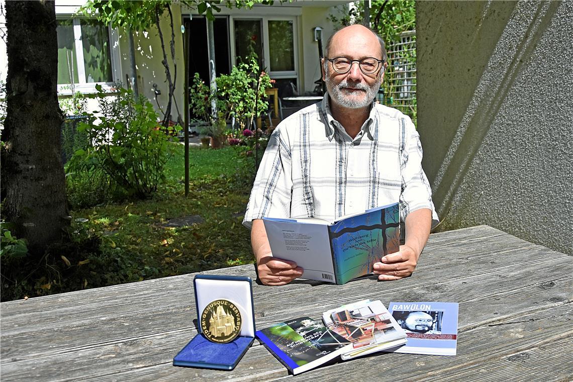 Hellmut Seiler in seinem Garten in Waldrems. 2024 ist der Lyriker mit dem Siebenbürgisch-Sächsischen Kulturpreis ausgezeichnet worden. Foto: Tobias Sellmaier