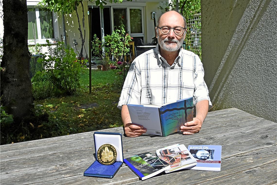 Neuer Gedichtband von Hellmut Seiler Hellmut Seiler in seinem Garten in Waldrems. Dieses Jahr ist der Lyriker bereits mit dem Siebenbürgisch-Sächsischen Kulturpreis ausgezeichnet worden. Foto: Tobias Sellmaier