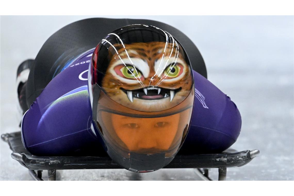 Helm mit Biss: Bei den Olympischen Winterspielen trägt die nordkoreanische Skeleton-Pilotin Hong Sujung im Training einen ausgefallenen Kopfschutz.