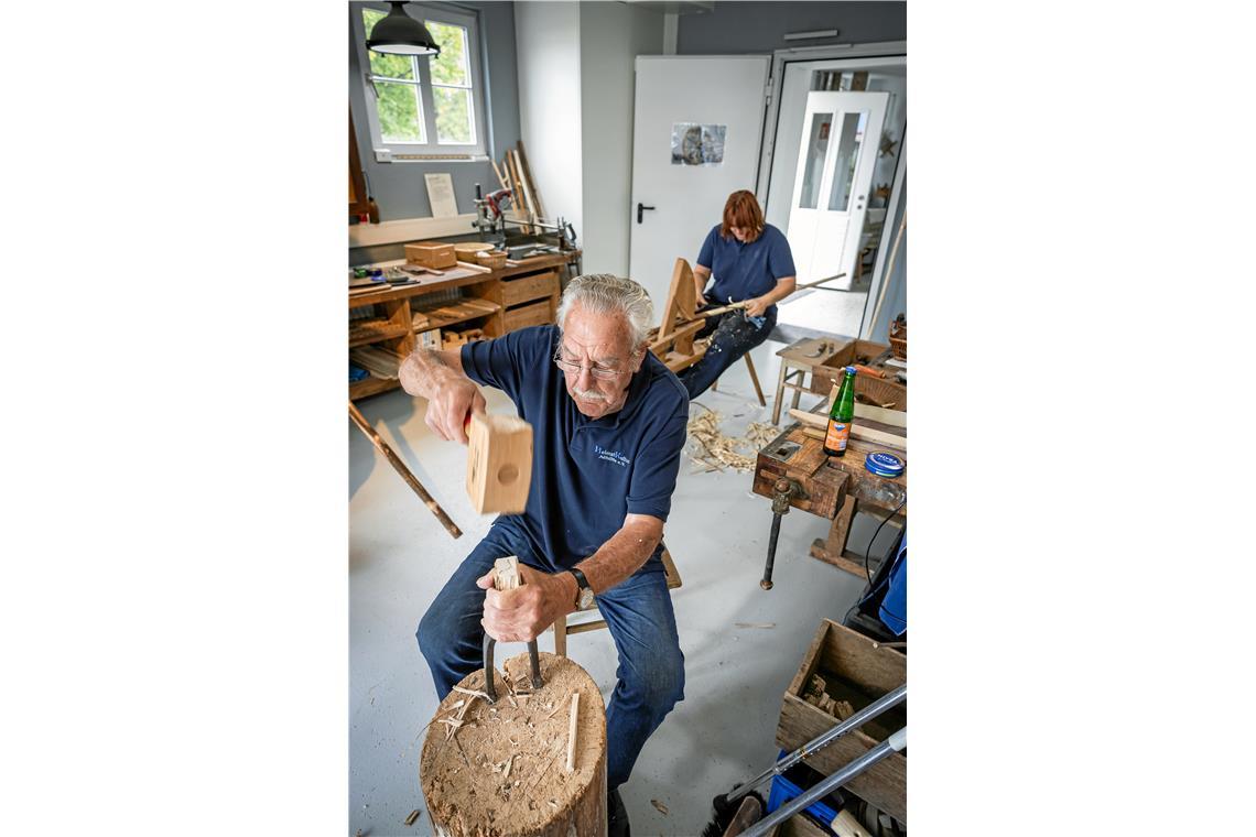 Helmut Dreher und Lina Neumann produzieren Rechen auf traditionelle Weise.