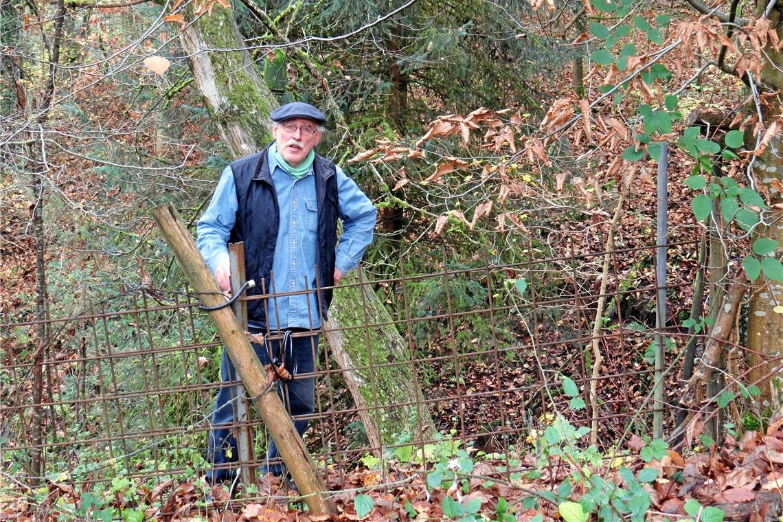 Helmut Grösch am Eingang zu seinem Grundstück in den Pfäfflinsklingen, das er seit rund 30 Jahren besitzt. Für ihn stellt es ein kleines Stück Landschaft dar, das er schützen möchte. Foto: C. Schick