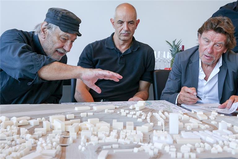 Helmut Jahn (rechts) war ein Mann mit großen Visionen. Von daher passte er perfekt zu seinem gleichaltrigen Freund, Riva-Chef Hermann Püttmer (links), mit dem er einige Projekte verwirklichte. Vor vier Jahren entwarf der Stararchitekt noch einen Masterplan für das Backnanger Kaelble-Areal. Püttmers Sohn Marcus (Mitte) hat inzwischen die Riva-Leitung übernommen.Foto: A. Becher