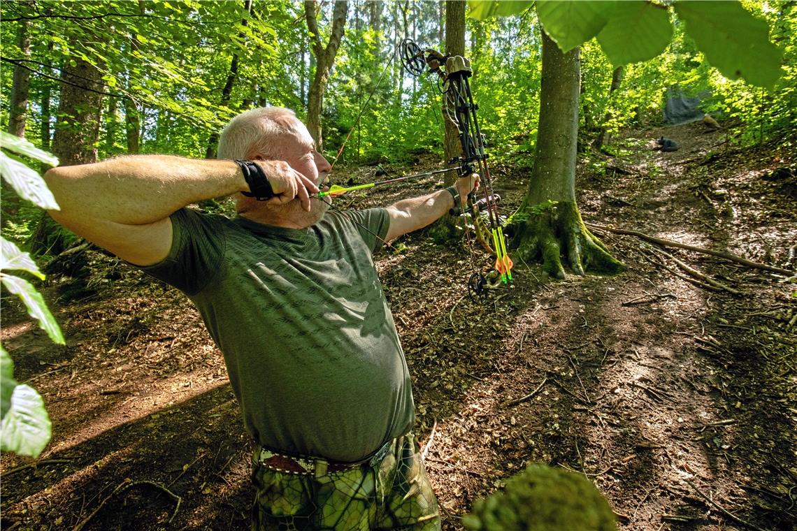 Helmut Landenhammer zielt mit dem Compoundbogen auf eines der Ziele in Tiergestalt. Mit dem Spielgerät aus Kindertagen haben die modernen Geräte nur noch wenig gemein. Fotos: A. Becher