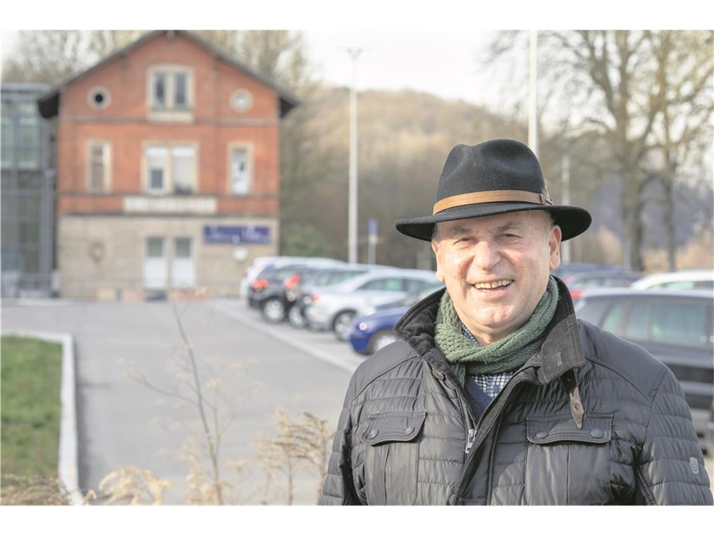 Helmut Layher am Kirchberger Bahnhof: Er hatte sich damals bei den Planungen für einen größeren Parkplatz starkgemacht und – dank Unterstützung im Gremium – für dieses Vorhaben auch die Mehrheit erzielt. Foto: A. Becher