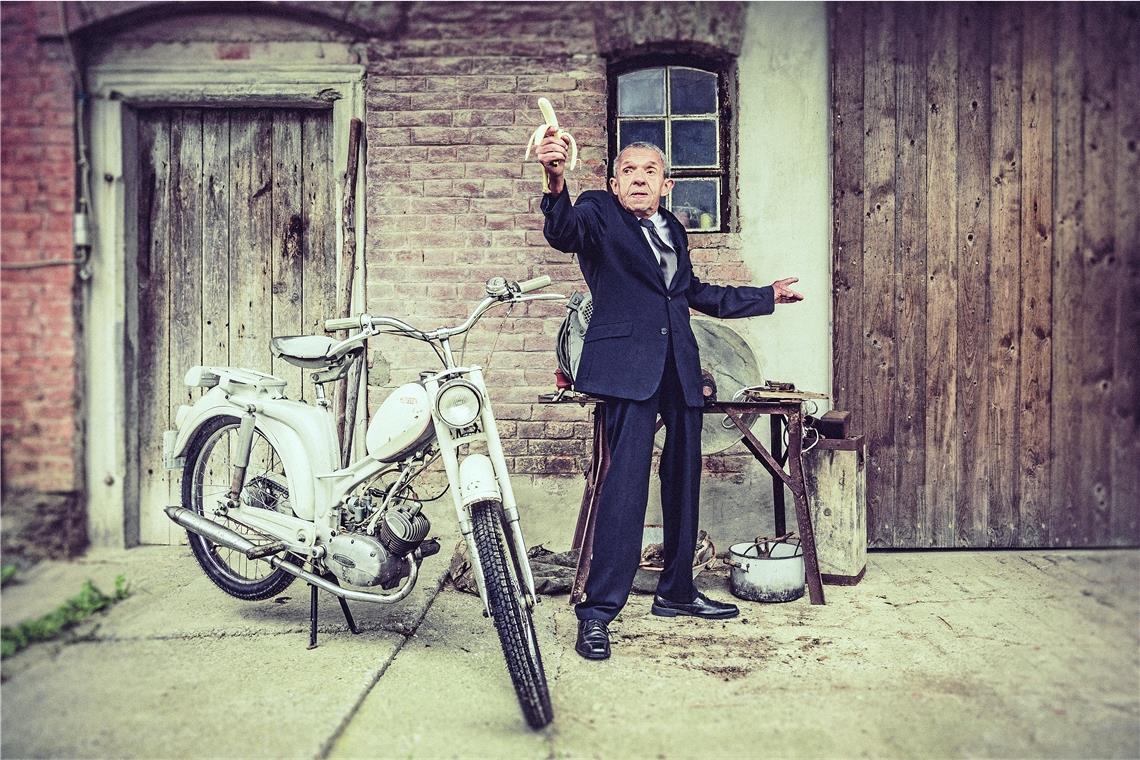 Dokumentarfilm „Schattenkind“ über Fotograf Andreas Reiners in Backnang zu sehen Helmut mimt als einer der „Mofahelden“ James Bond – mit der Lizenz zum Bananen verspeisen. Foto: Andreas Reiner