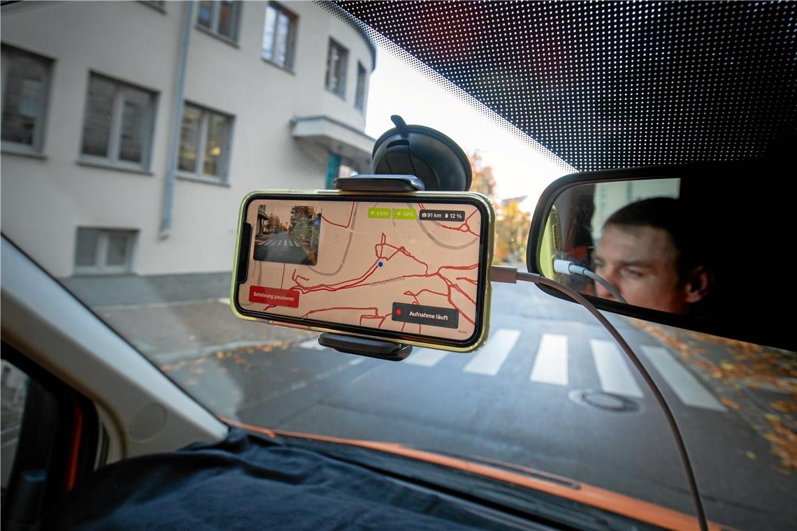 Helmut Munz vom Baubetriebshof befährt Straßen in der Innenstadt, ein Smartphone zeigt ihm die Straßenkarte sowie Fotos, wie hier vom Zebrastreifen zwischen VHS und Schillerschule. Straßenschäden werden mit der Software Vialytics sufgenommen und analysiert. Foto: A. Becher