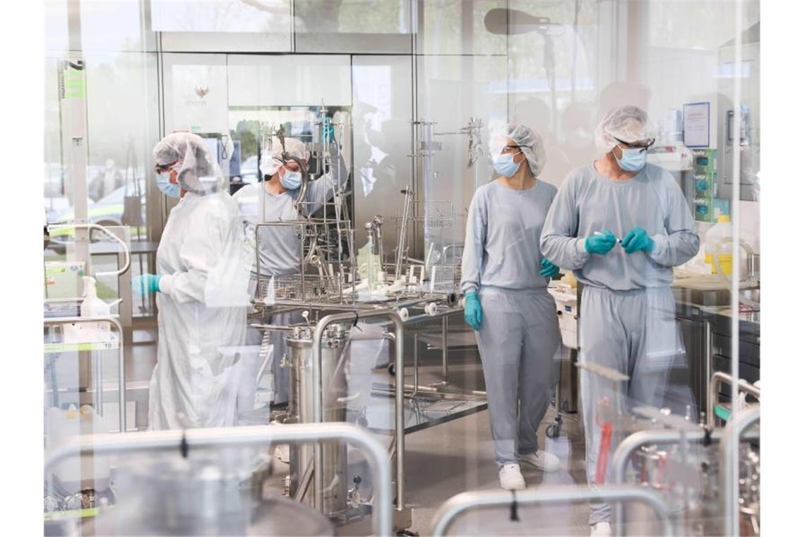 Corona-Impfpatente freigeben? Bundesregierung ist skeptisch Hemmnisse bei der Impfstoffversorgung sind nach EU-Darstellung unter anderem der Nachschub an Rohstoffen und Hilfsmitteln wie Filter oder Glasfläschchen. Foto: Christian Charisius/dpa/Pool/dpa