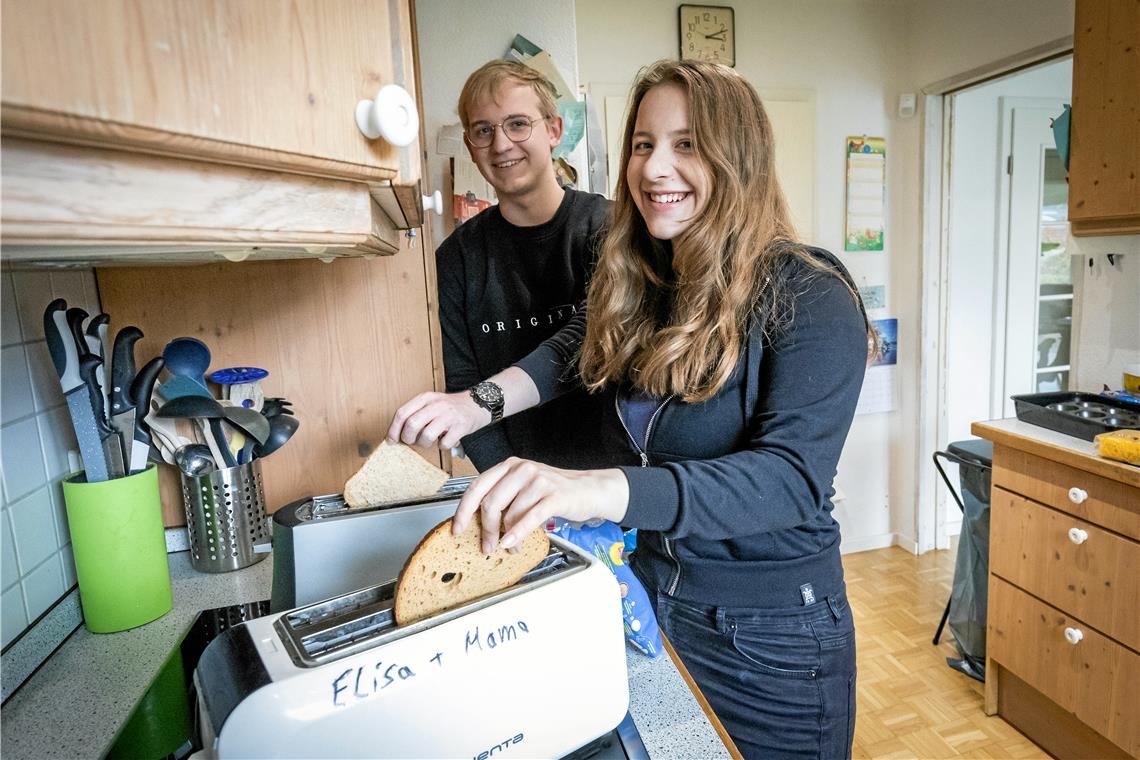 Hendrik Bader nimmt den einen Toaster, Schwester Elisa den anderen. Fotos: Alexander Becher