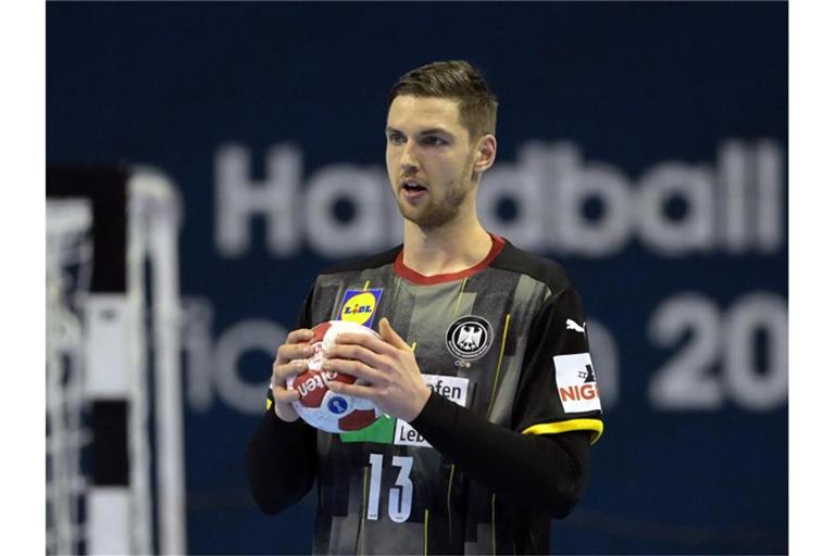 Hendrik Pekeler hält den Ball. Foto: Soeren Stache/dpa-Zentralbild/dpa