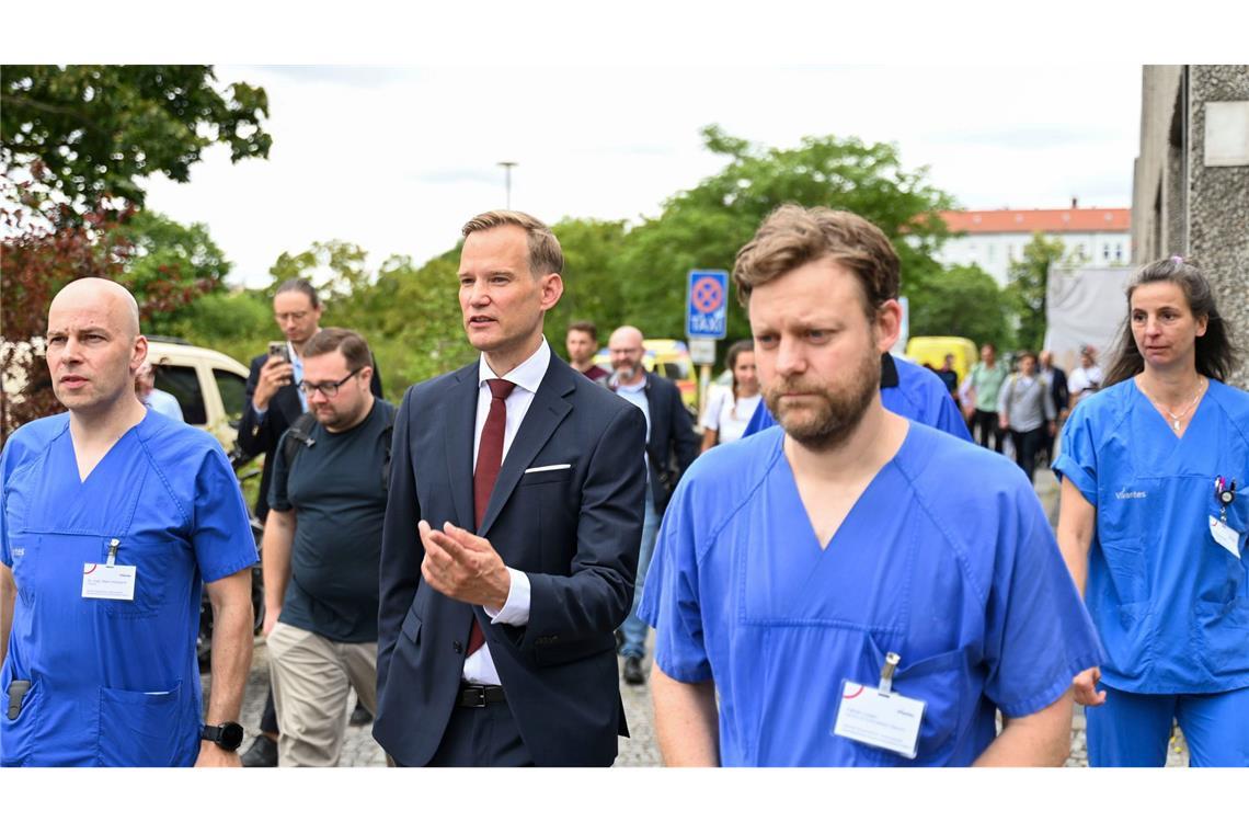 "Eine Katastrophe": 2.137 Drogentote im vergangenen Jahr Hendrik Streeck (3. von rechts) mit Ärzten des Berliner Vivantes Klinikums am Urban - einem zentralen Krankenhaus, in das auch viele Drogenopfer kommen.