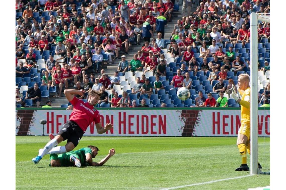 Hendrik Weydandt (l) rettete mit seinem Tor zum 1:1 Hannover 96 einen Punkt gegen Fürth. Foto: Swen Pförtner