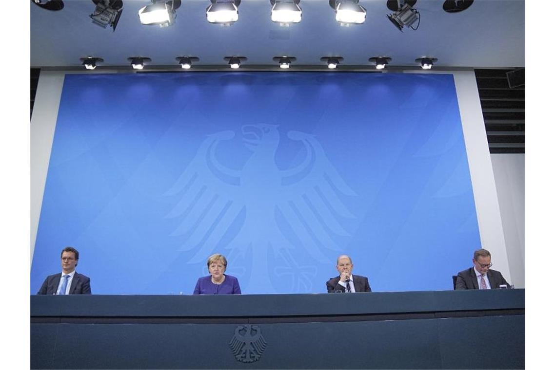 „Zeit zum Handeln“ - Neue Auflagen gegen vierte Corona-Welle Hendrik Wüst, Angela Merkel, Olaf Scholz und Michael Müller nehmen an der Pressekonferenz im Bundeskanzleramt teil. Foto: Michael Kappeler/dpa POOL/dpa