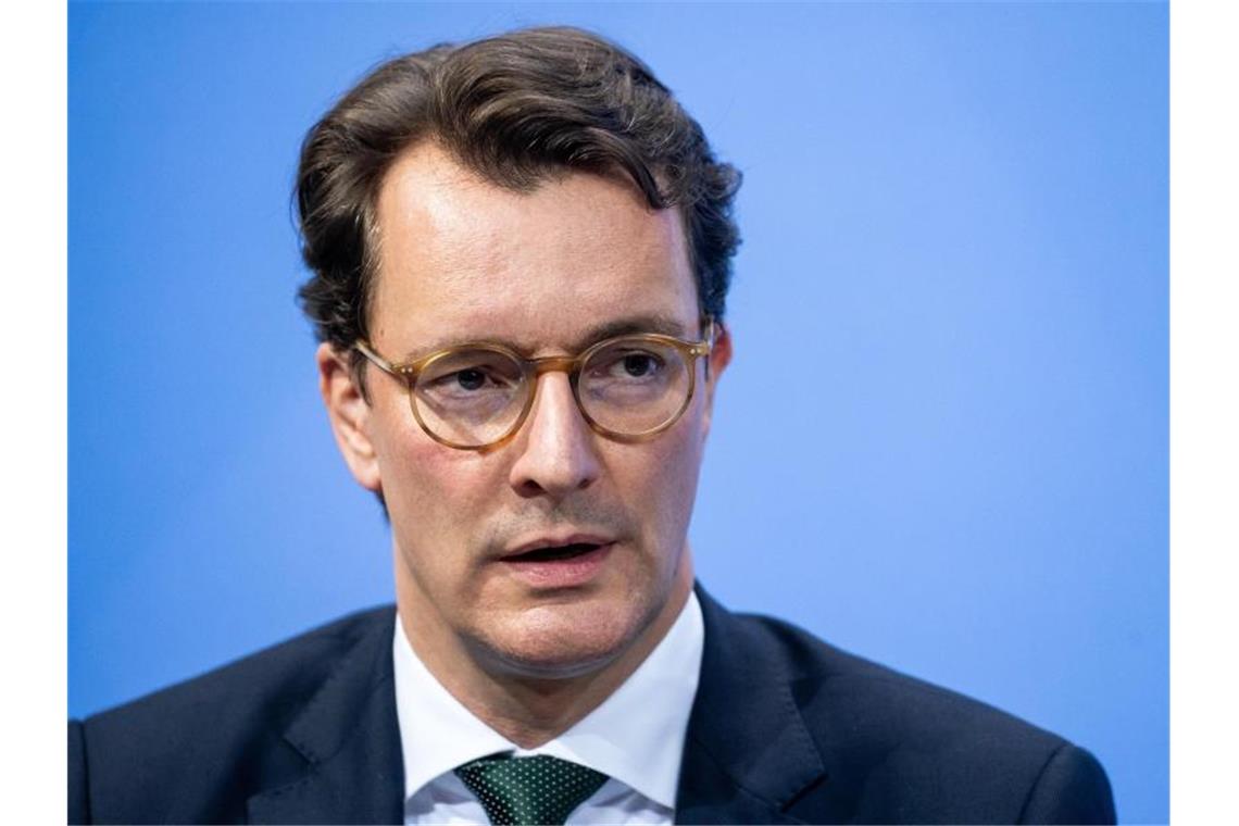 Corona-Weihnacht: Lauterbach ruft zum Testen auf Hendrik Wüst (CDU), Ministerpräsident von Nordrhein-Westfalen, äußert sich bei einer Pressekonferenz. Foto: Bernd von Jutrczenka/dpa Pool/dpa